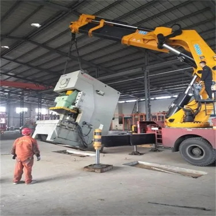 三乡镇80吨折臂吊车出租附近电话