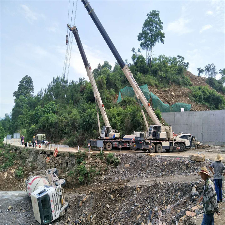 三乡镇汽车掉沟里叫吊车救援要多少钱